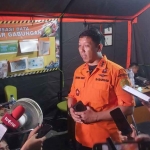 Kepala Basarnas Surabaya, Nanang Sigit, saat memberikan keterangan pers.