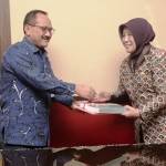 ?

\Wali Kota Probolinggo Rukmini menerima penghargaan dari perwakilan BPK. Foto:humas pemkot/BANGSAONLINE