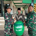 Satgas TMMD ke-126 Sidoarjo menyerahkan bantuan untuk masjid di Desa Kedondong Tulangan. foto ist
