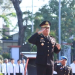 Kapolres Gresik ketika menjadi inspektur upacara dalam peringatan Hari Lahir Pancasila tahun ini. Foto: Ist