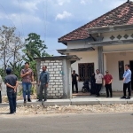 TKP pembongkaran pagar milik warga Desa Mlangi, Kecamatan Widang. Foto: AHMAD CHOIRUDIN/ BANGSAONLINE