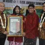 Direktur RSUD dr. Moh. Anwar, Dr. Erliyati, M.Kes., (dua dari kiri) bersama Bupati Sumenep, Achmad Fauzi Wongsojudo, S.H., M.H., (dua dari kanan) saat menerima penghargaan