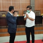 Bupati Nganjuk H. Novi Rahman Hidayat mengucapkan selamat kepada dr. Hendriyanto usai dilantik sebagai Dirut RSUD Kertosono. foto: BAMBANG/ BANGSAONLINE