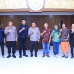 Anggota AMSI Jatim bersama Kapolda Jatim, Irjen Pol Toni Harmanto di gedung Mahameru Polda Jatim, Selasa (31/1/2023)