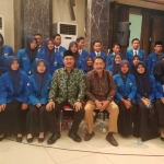 Farid Al Fauzi dan Sudarmawan foto bersama para pengurus PMII Bangkalan.