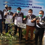 Bupati Sambari bersama jajaran Forkopimda dan Direksi Smelting saat tanam pohon langka di Taman Prambangan. foto: SYUHUD/ BANGSAONLINE