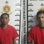 Dua tersangka saat diamankan di Mapolsek Karang Pilang.