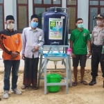 Gugus Tugas Percepatan Penanganan Covid-19 saat membaagikan tandon cuci tangan di masjid-masjid kecamatan Proppo, Pamekasan. 