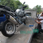 Kendaraan yang diambil tim penyidik KPK dari Mapolres Jombang, Kamis (8/12).
foto: RONY S/ BANGSAONLINE 