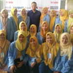 Irfan Wahid, bersama para pelajar SMK.