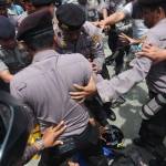 Ilustrasi: polisi saat mengamankan mahasiswa di Sampang karena demo menyambut kedatangan Presiden SBY di Madura.  Foto: kompas.com