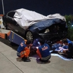 Mobil korban saat dievakuasi petugas ke mobil towing. FOTO: ist.