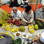 Warga bersama buah kelapanya.