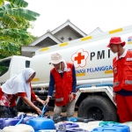 PMI Kabupaten Pasuruan saat menyalurkan bantuan air bersih