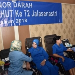 Ketua Daerah Jalasenastri Armada (KDJA) II Retno Didik Setiyono mengikuti donor darah.