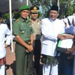 Bupati Sambari HR, didampingi pejabat Forkompimda memberi penghargaan siswa berprestasi saat upacara Hardiknas. foto: syuhud/ BANGSAONLINE