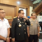 Kapolda Jatim Irjen Pol Drs. Luki Hermawan didampingi Kepala Direskrimum Kombes Pol Gupuh Setiyono dan Kabid Humas Kombes Pol Barung Mangera..   