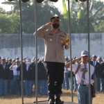 Kasatlantas Probolinggo Kota, AKP Roni Faslah, saat menjadi inspektur upacara di SMK Ahmad Yani.