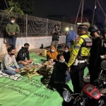 Puluhan Petugas Gabungan dari Polresta Sidoarjo, Kodim 0816 Sidoarjo, dan Satpol PP Sidoarjo serta sejumlah relawan yang tergabung dalam Satgas Covid Sidoarjo, melakukan Razia Jam Malam dan Operasi Yustisi Protokol Kesehatan di kawasan Gedangan-Sidoarjo Minggu (21/2/2021 tadi malam. foto: ist.