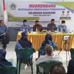 Ketua DPRD Gresik Much Abdul Qodir, Anggota FAP Didik Widodo, dan Camat Gresik Agung Endro Setyo Utomo saat menghadiri Musrenbangkel Sukorame. foto: SYUHUD/ BANGSAONLINE
