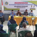 Ketua DPRD Gresik Much Abdul Qodir, Anggota FAP Didik Widodo, dan Camat Gresik Agung Endro Setyo Utomo saat menghadiri Musrenbangkel Sukorame. foto: SYUHUD/ BANGSAONLINE