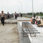 Kapolres Jombang AKBP Agung Marlianto saat melakukan pengecekan tol Moker di Kecamatan Bandar Kedungmulyo, Rabu (7/6/2017). foto: ROMZA/ BANGSAONLINE