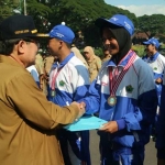 Drs. Idrus Achmad, M.Si Sekda Kota Malang, saat memberikan penghargaan kepada atlet Popda ke XI. foto: istimewa