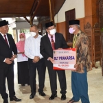 Suasana penyerahan BLT dari Pemkab Tulungagung kepada masyarakat.