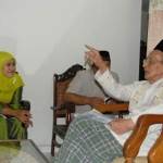 KHA Muchith Muzadi saat masih hidup menerima Khofifah Indar Parawansa, Ketua PP Muslimat NU. Ia selalu akrab dan senang berdiskusi dengan kader muda NU.