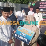 SIMBOLIS: Wali Kota Madiun, Maidi, saat menyerahkan beasiswa. Foto: HENDRO SUHARTONO/BANGSAONLINE