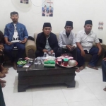 Yasin bersama para pendukungnya di Mabes Posko Pemenangan Tambak Wedi Tengah Timur 061, Rabu (26/8/2020) malam.