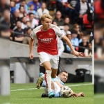 Martin Odegaard lolos dari hadangan pemain City pada ajang Community Shield 2023. 