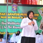 Wali Kota Risma saat memberikan motivasi kepada siswa SMPN 56 Surabaya. foto: ist
