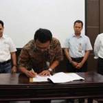 General Manajer Operation Meratus Line Makasar, Rudy Supriadi dan General Manajer Pelindo III Tanjung Perak, saat menandatangani kerjasama.