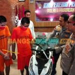 Pelaku beserta barang bukti dihadirkan di konferensi pers Polres Pasuruan. Foto: Andy Fachrudin/BANGSAONLINE