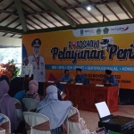 Suasana pelayanan jemput bola yang dilakukan DPMPTSP Jatim di Desa Pongangan, Kecamatan Manyar, Gresik.