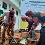 Bupati Sumenep saat mendampingi Menparekraf dalam Peletakan Batu Pertama Rumah Kemasan UMKM Halal.