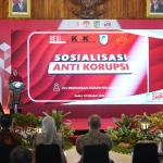 Wakil Bupati Kediri Dewi Mariya Ulfa saat memberi sambutan dalam sosialisasi anti korupsi dan monitoring evaluasi program pencegahan korupsi MCP. Foto: Ist.