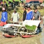 TURUN. Bupati Fadeli yang tanpa ragu turun ke sawah dan lakukan dialog dengan petani. (foto: haris/BANGSAONLINE)