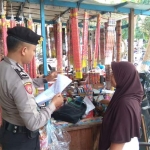 Sejumlah pedagang petasan di Pasar Baru Lamongan yang dirazia polisi.
