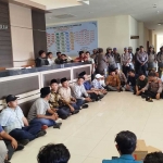 Ketua DPRD Bangkalan, Dedy Yusuf, bersama sejumlah anggota dewan menerima aspirasi mahasiswa.