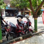 Jukir di depan kantor PA tampak cuek terhadap warga yang telah membayar parkir berlangganan. foto: GUNAWAN/ BANGSAONLINE