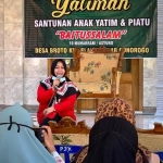 Lisdyarita saat acara santunan anak yatim di Desa Broto, Slahung.