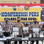 Kapolres Blitar Kota AKBP Leonard M Sinambela saat pers rilis di Mapolres Blitar Kota, Jumat (4/12/2020). (foto: ist)