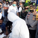 Pjs Bupati Mojokerto Himawan Estu Bagijo (paling kanan) bersama Kapolres dan Forkopimda Mojokerto saat operasi yustisi.