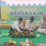 Usai refleksi, tasyakuran genap setahun tersebut dilanjutkan dengan pemotongan tumpeng dan sahur bersama. Foto: Hendro Suhartono.