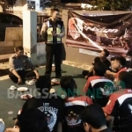 Kasatlantas Tuban saat memberikan sosialisasi tentang Safety Riding kepada komunitas dan klub motor. foto: GUNAWAN/ BANGSAONLINE