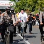 Pasangan OK saat mendatangi kantor KPU Ngawi menggunakan sepeda.