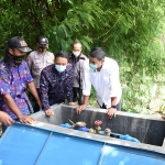 Wali Kota Kediri Abdullah Abu Bakar (baju putih) saat mengecek keberadaan sumur bor di Lebak Tumpang. (foto: ist)