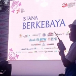 Petugas PLN UID Jakarta Raya saat memantau berjalannya Istana Berkebaya.